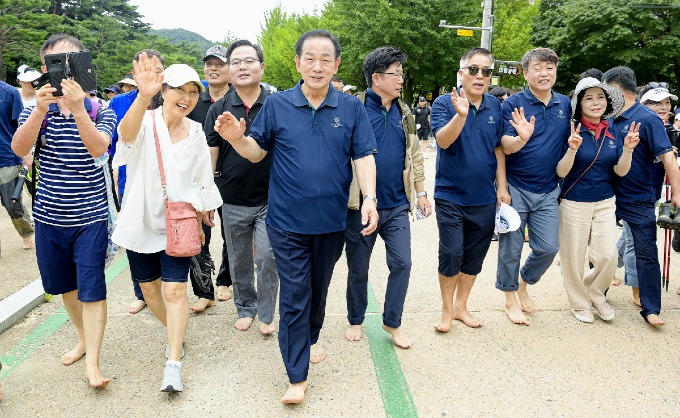 0814 문경시 사진자료(오감만족 2024 문경새재 맨발페스티벌 개최)-새마을체육과2.jpg