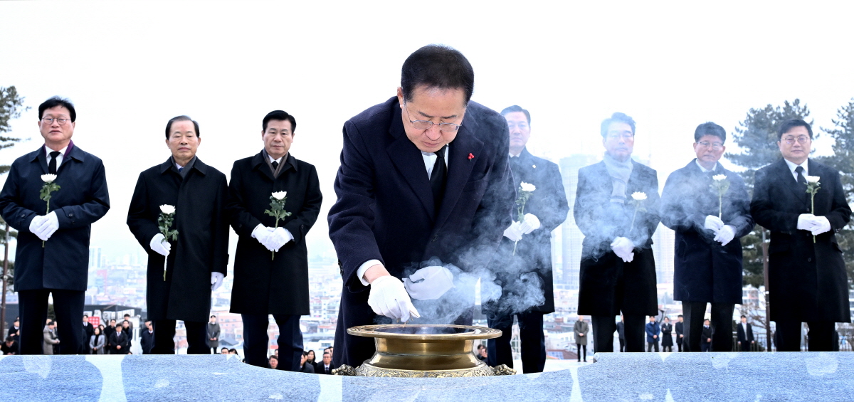 홍준표 대구광역시장 2024년 충혼탑에 신년 참배 헌화 분향