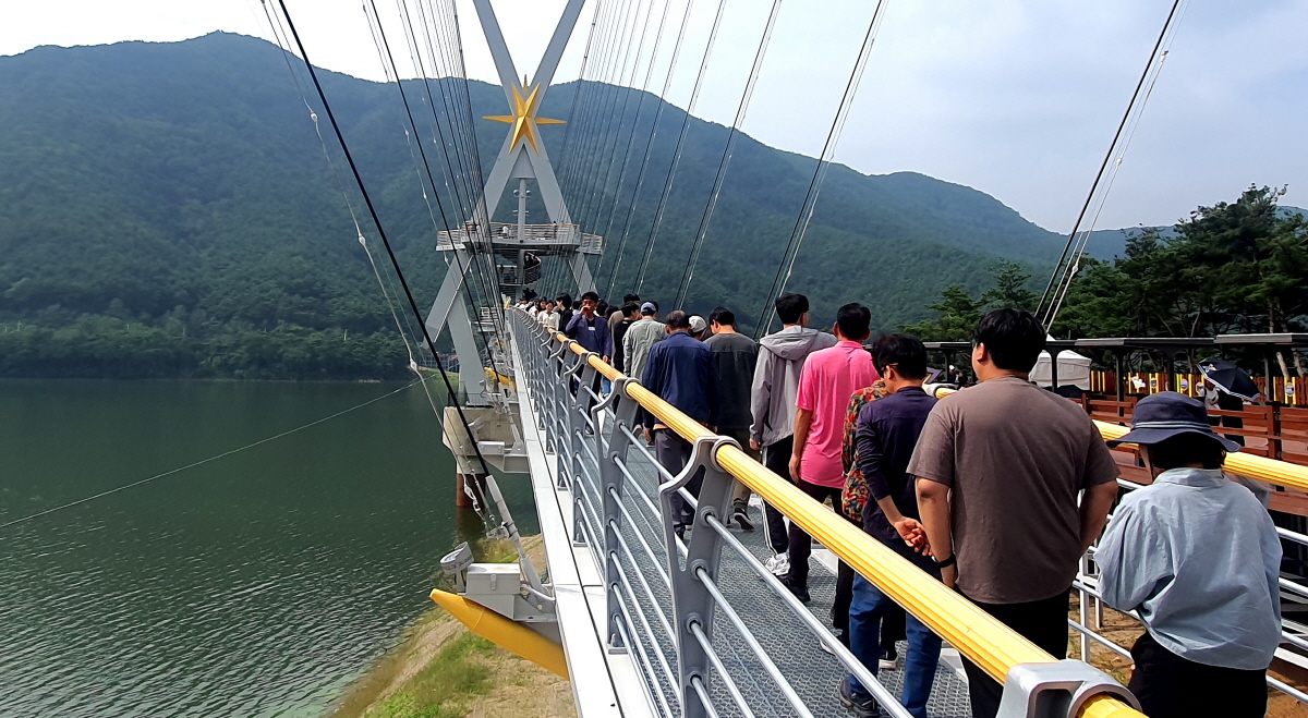 영천관광의 대표 얼굴 ‘보현산댐 출렁다리’로 떠오르다